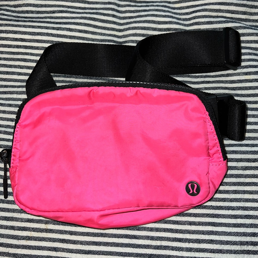 Lululemon Original OG Highlight Neon Pink Black EBB Everywhere Belt Bag RARE